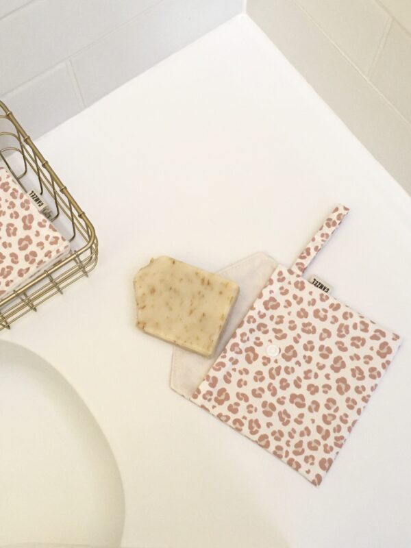 Pochette-savon-Camzel-leopard-rose Pochette à savon imperméable léopard rose